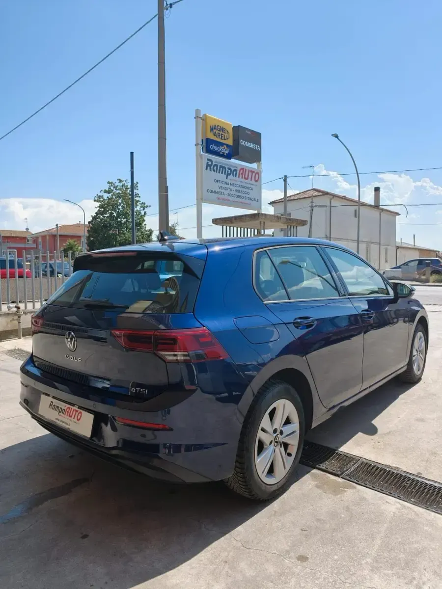 Usata VW Golf VIII Life 131 CV (96 kW) 2023 Blu Berlina
