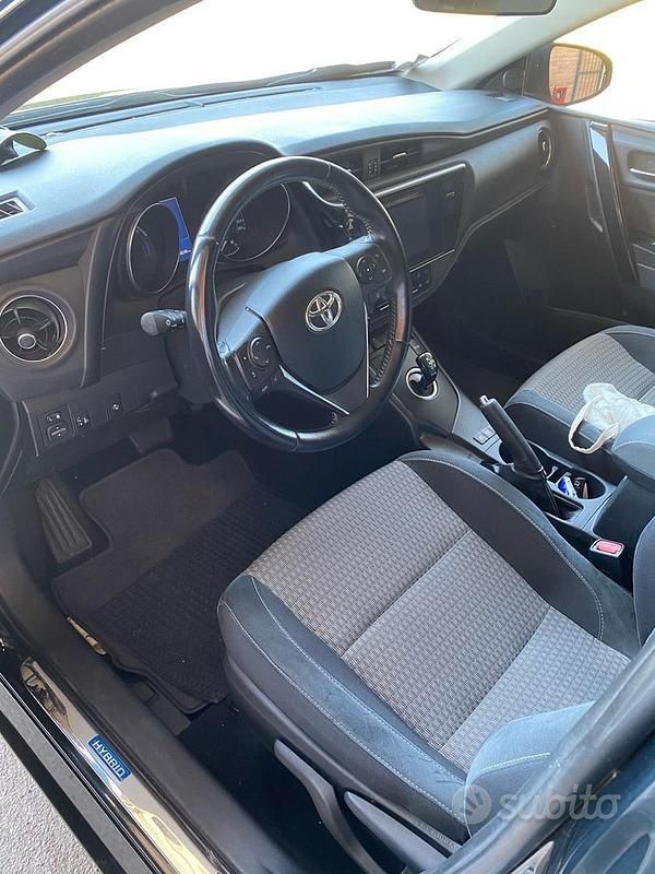 Begagnad Toyota Auris Hybrid Active 99 HK (72 kW) 2017 Blå Kombi