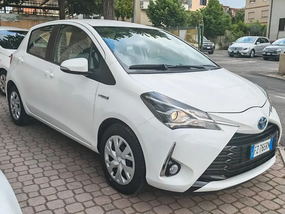 Usata Toyota Yaris Hybrid Cool 73 CV (53 kW) 2020 Bianco Berlina