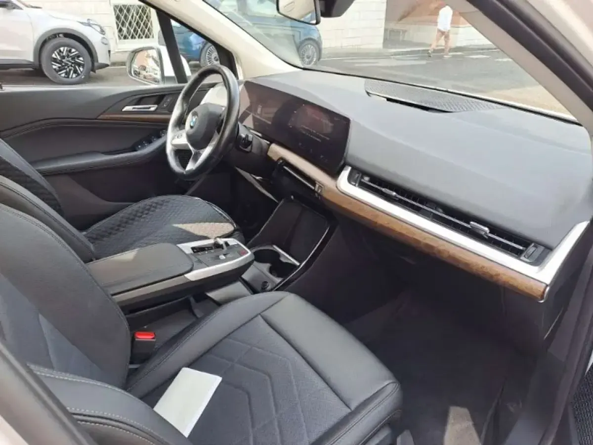 Usata BMW 218 Active Tourer Luxury Line 150 CV (110 kW) 2023 Bianco Monovolume