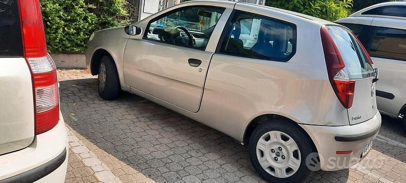 Usata Fiat Punto 54 CV (39 kW) 2004 Grigio Utilitaria