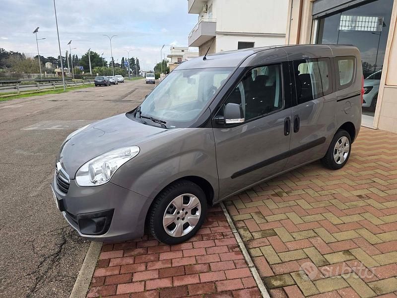Usata Opel Combo 90 CV (66 kW) 2016 Grigio Monovolume