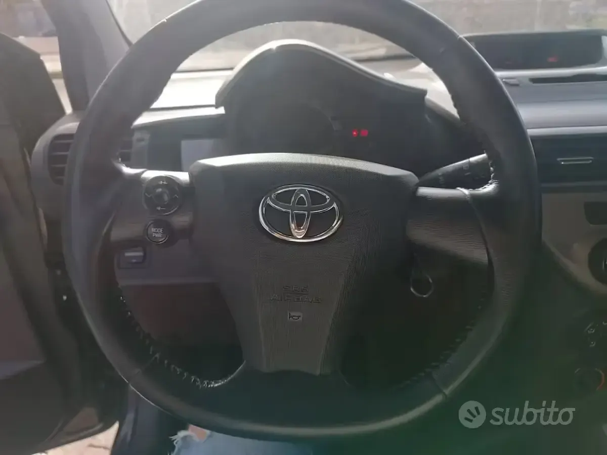 Begagnad Toyota iQ 68 HK (50 kW) 2009 Röd Halvkombi