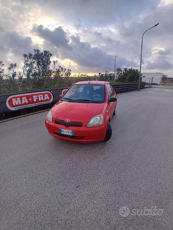 Usata Toyota Yaris 68 CV (50 kW) 1999 Rosso Berlina