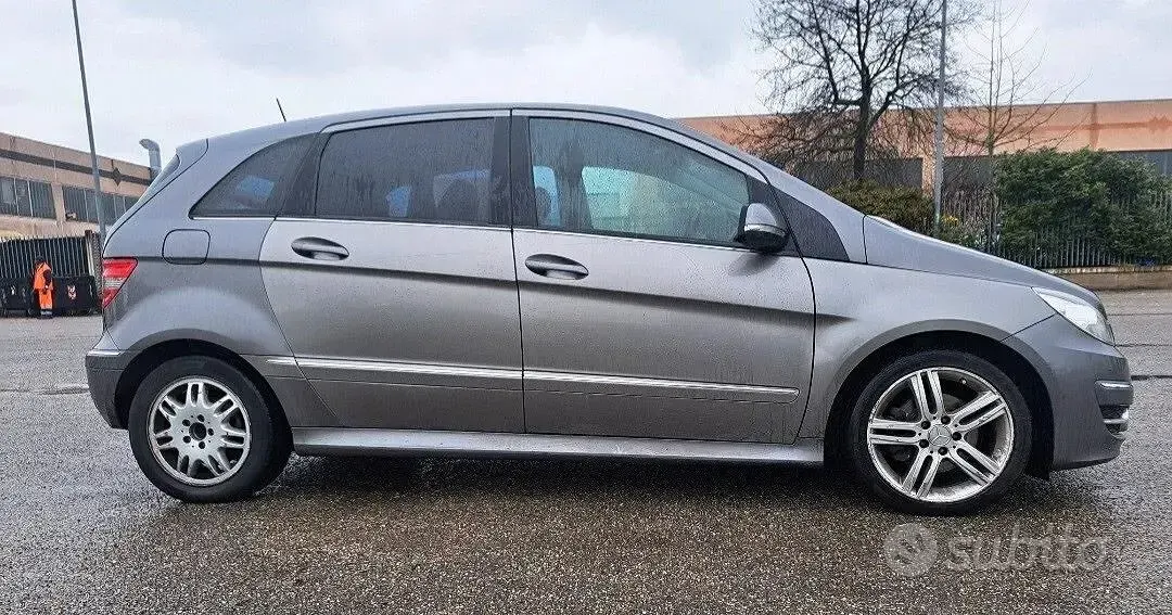 Usata Mercedes B200 140 CV (102 kW) 2008 Grigio Monovolume