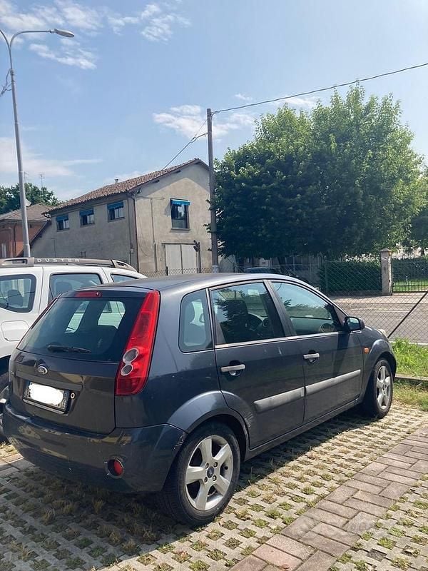Usata Ford Fiesta 75 CV (55 kW) 2007 Blu Utilitaria