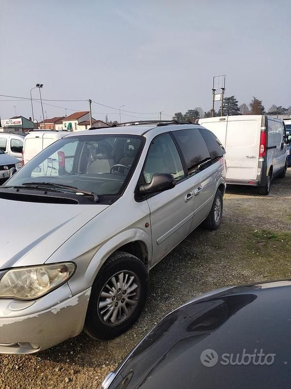 Usata Chrysler Voyager 143 CV (105 kW) 2004 Grigio Monovolume