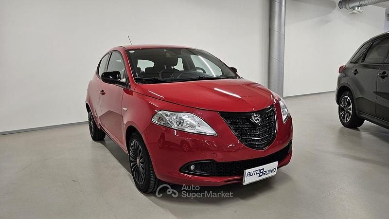 Usata Lancia Ypsilon 69 CV (50 kW) 2015 Rosso Utilitaria