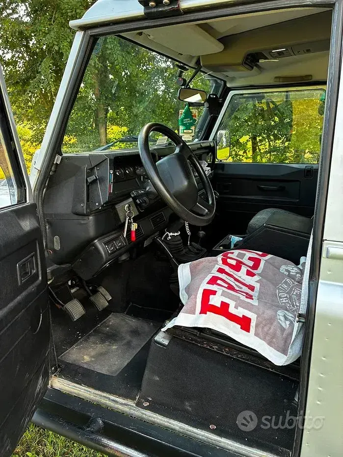Usata Land Rover Defender 122 CV (89 kW) 2005 Grigio SUV