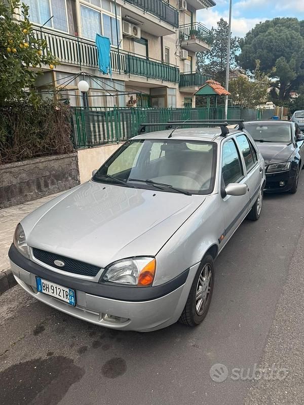 Grigio Usata 2000 Ford Fiesta Due volumi | 500 € (Super prezzo) - Immagine 1/1