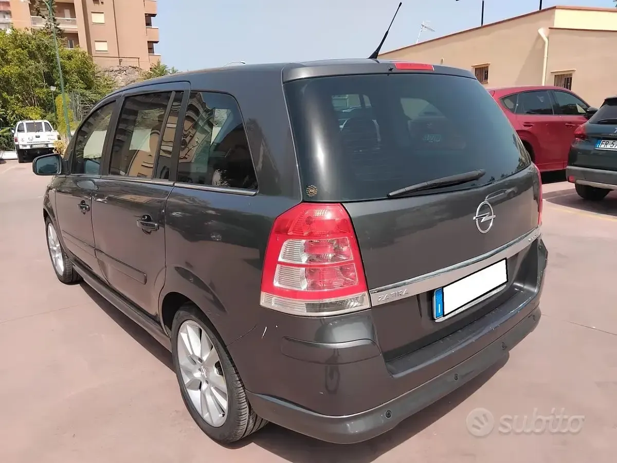 Usata Opel Zafira 125 CV (91 kW) 2012 Nero Monovolume