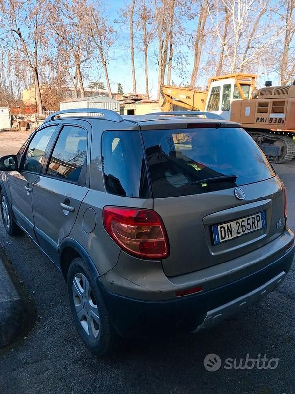 Usata Fiat Sedici 120 CV (88 kW) 2008 Marrone SUV