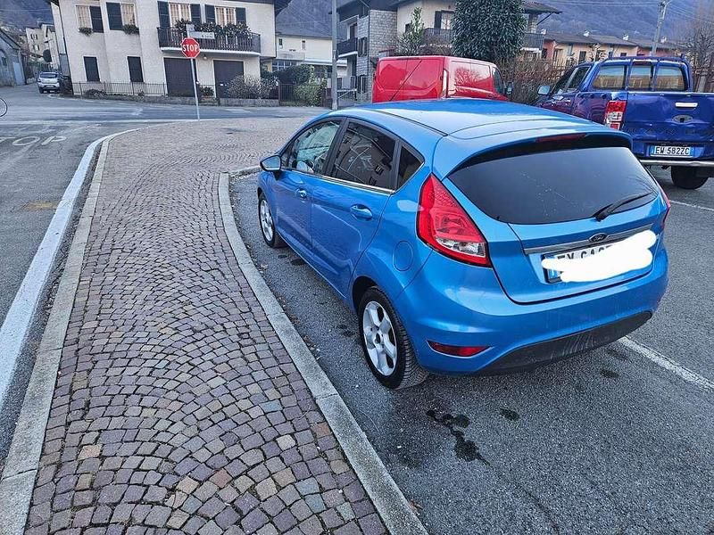 Usata Ford Fiesta Titanium 95 CV (69 kW) 2010 Blu/azzurro Berlina