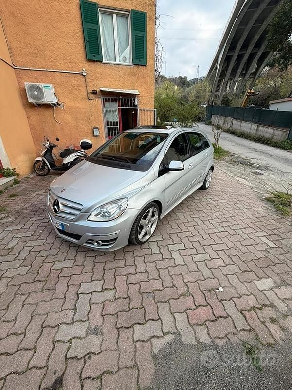 Usata Mercedes B200 2010 Grigio Monovolume
