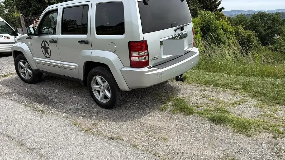 Usata Jeep Cherokee 177 CV (130 kW) 2009 Grigio SUV