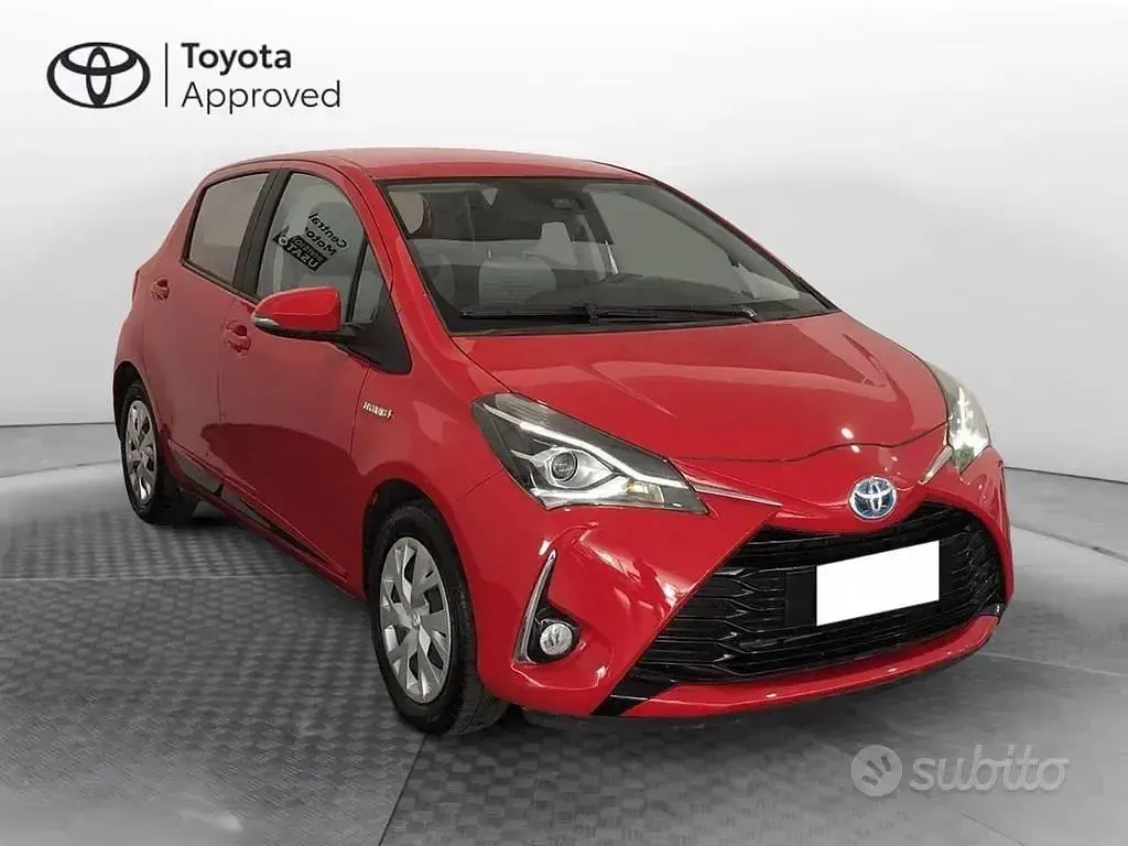 Usata Toyota Yaris Hybrid Active 101 CV (74 kW) 2019 Rosso met Berlina