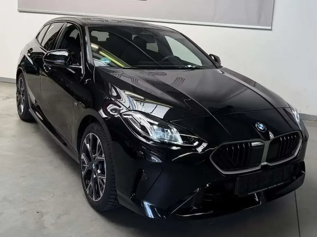 Begagnad BMW 118 M Sport 150 HK (110 kW) 2025 Svart Halvkombi