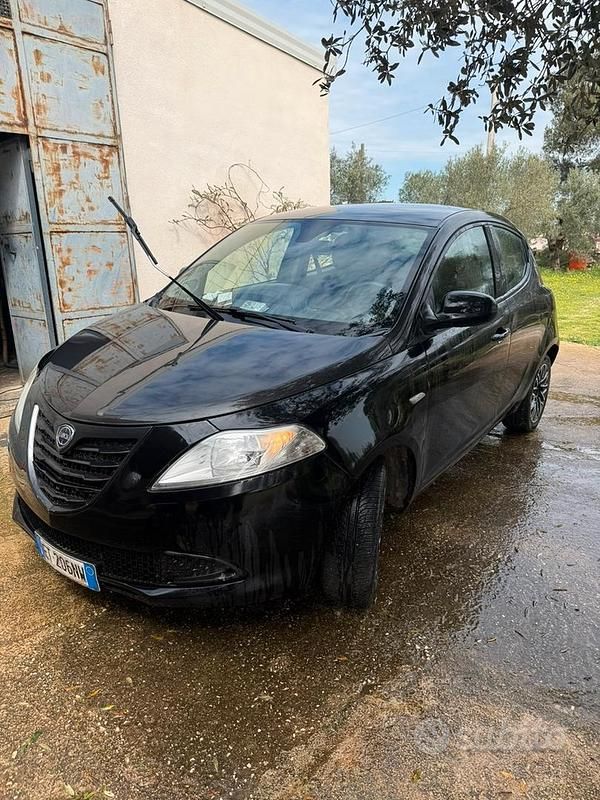 Usata Lancia Ypsilon 69 CV (50 kW) 2013 Nero Utilitaria