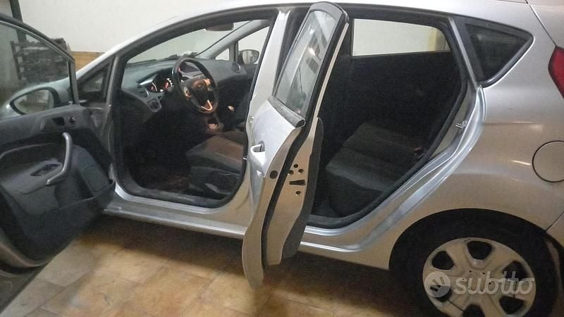 Usata Ford Fiesta 70 CV (51 kW) 2009 Grigio Utilitaria