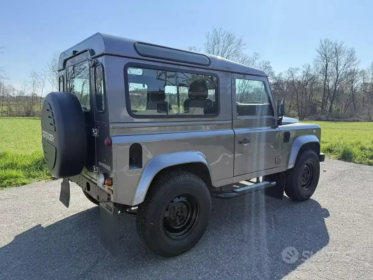 Usata Land Rover Defender 122 CV (89 kW) 2008 Grigio Station wagon