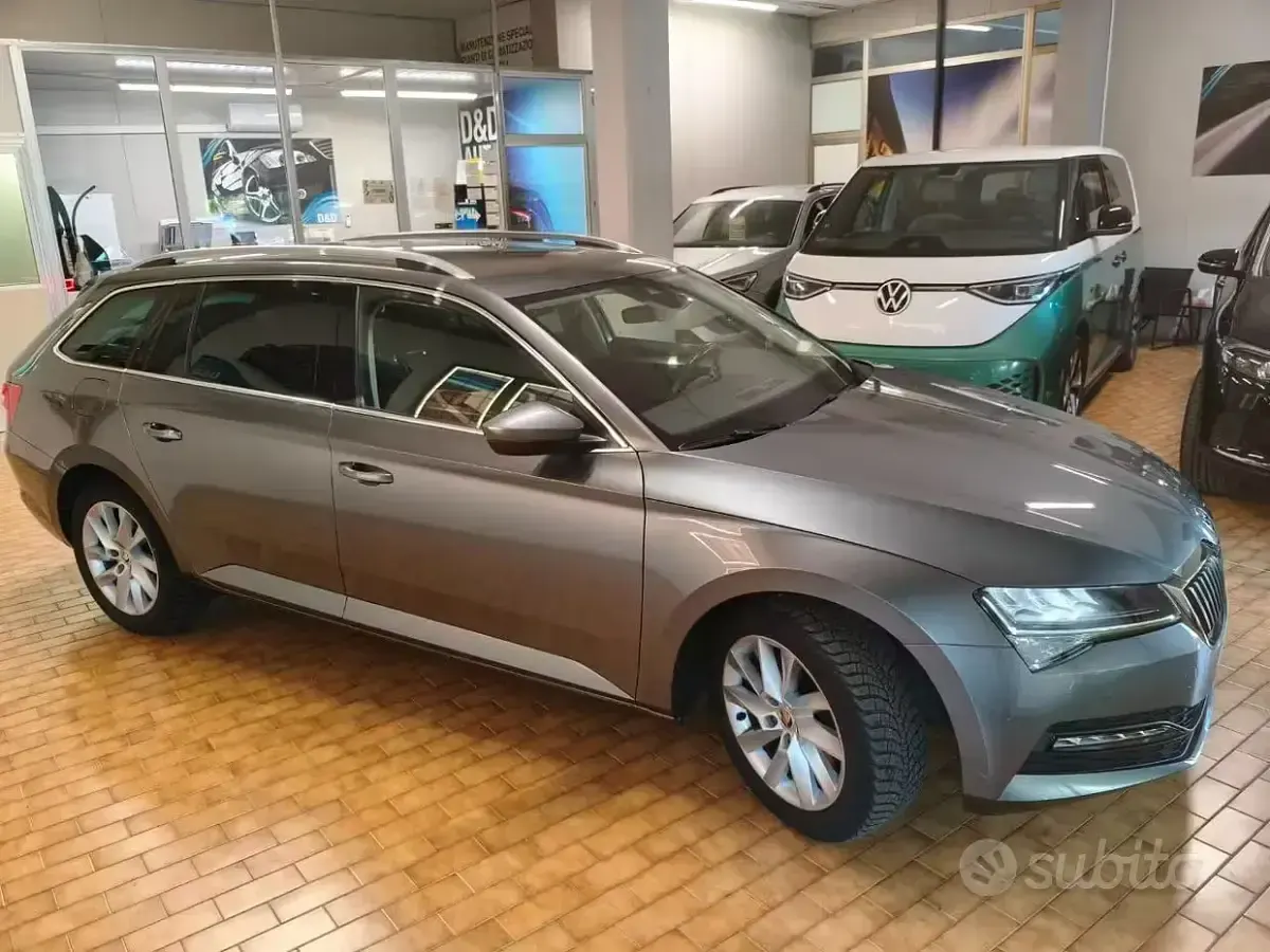 Usata Skoda Superb 150 CV (110 kW) 2022 Grigio scuro Station wagon