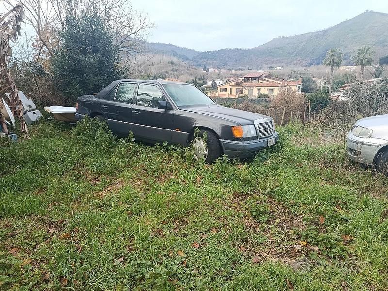 Usata Mercedes E200 122 CV (89 kW) 1990 Nero Berlina