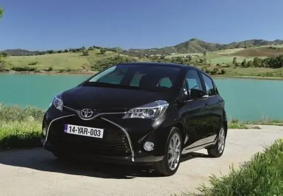 Usata Toyota Yaris Hybrid Active 101 CV (74 kW) 2016 Bianco Berlina