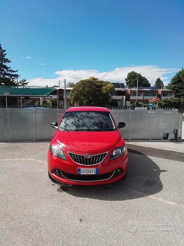 Usata Lancia Ypsilon Gold 69 CV (50 kW) 2022 Rosso Utilitaria