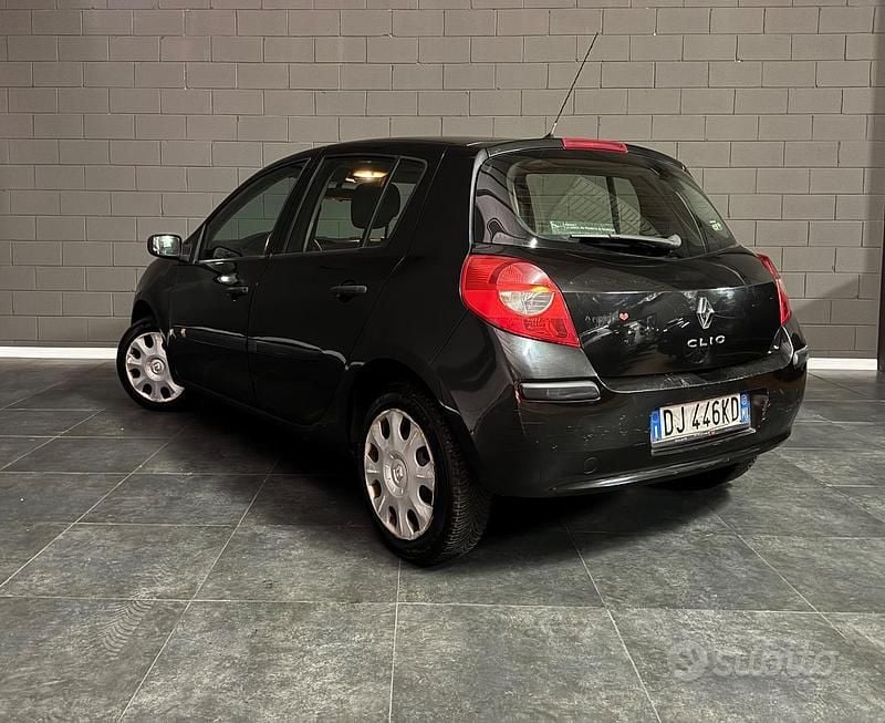 Usata Renault Clio II LE 75 CV (55 kW) 2007 Nero Berlina
