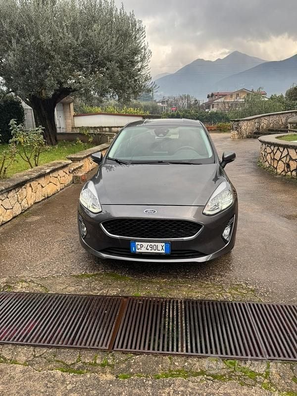 Grigio Usata 2021 Ford Fiesta Tre volumi | 9800 € (Ottimo prezzo) - Immagine 1/4