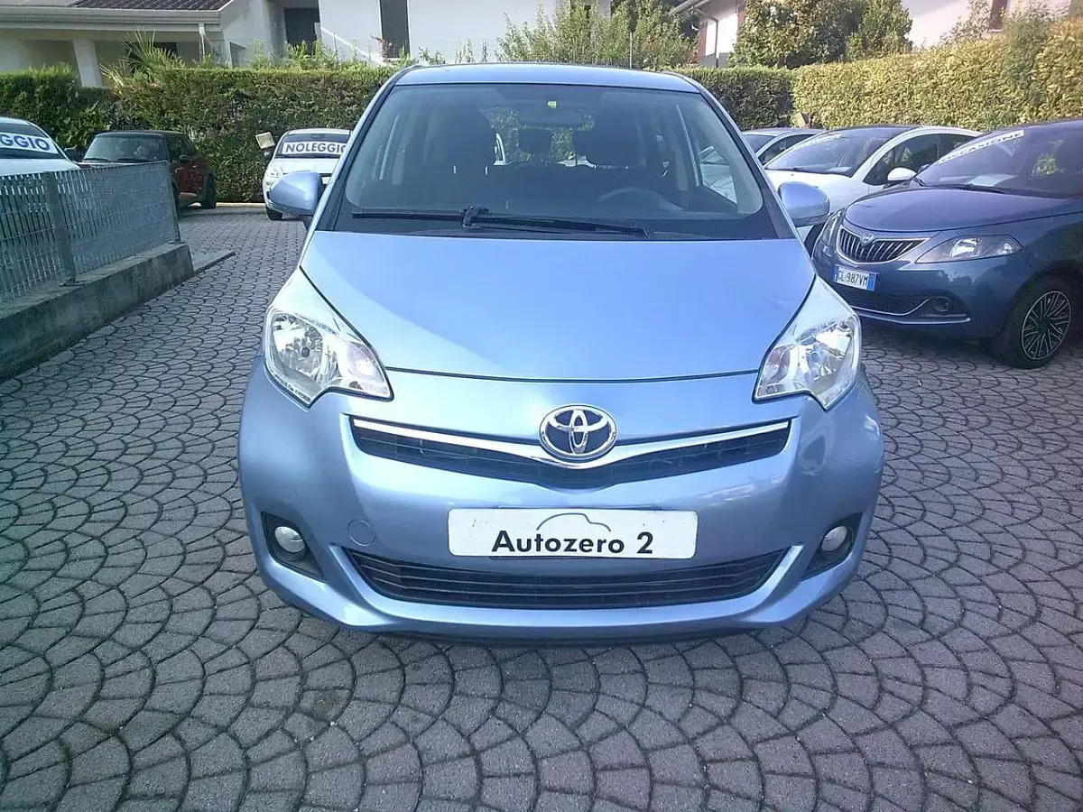 Usata Toyota Verso-S Active 99 CV (72 kW) 2011 Blu/azzurro Monovolume