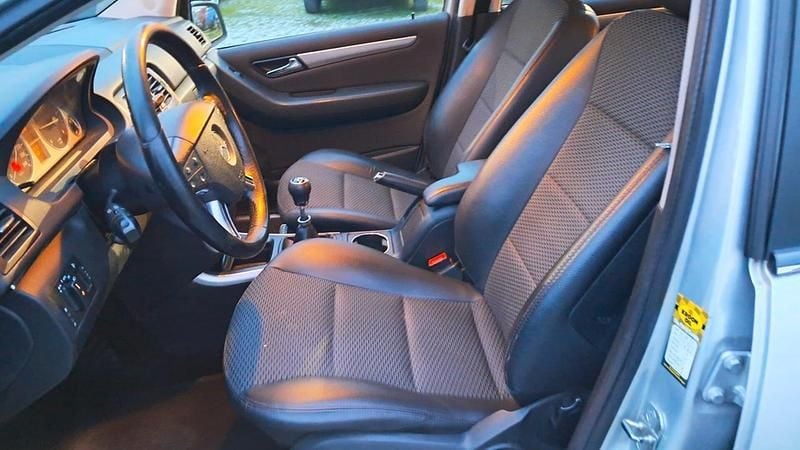 Usata Mercedes B180 Chrome 108 CV (79 kW) 2011 Argento Monovolume