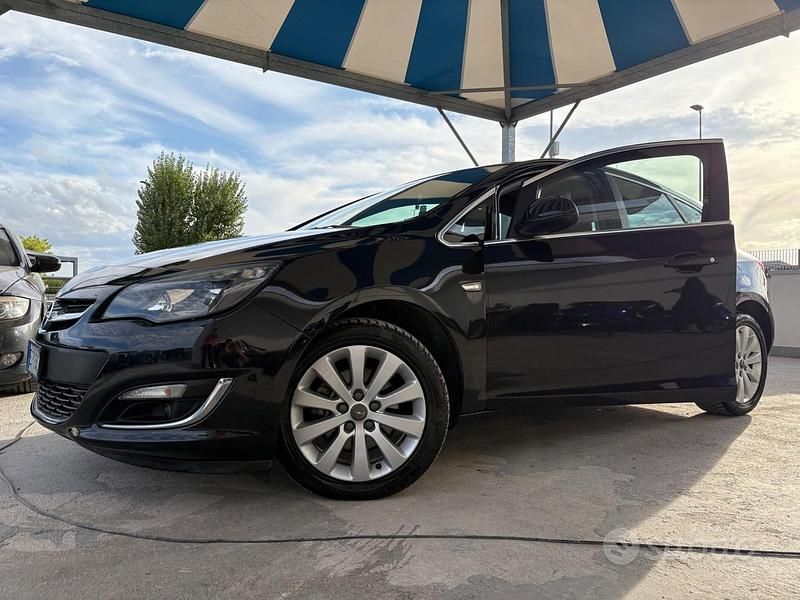 Usata Opel Astra Cosmo 110 CV (80 kW) 2014 Nero Berlina