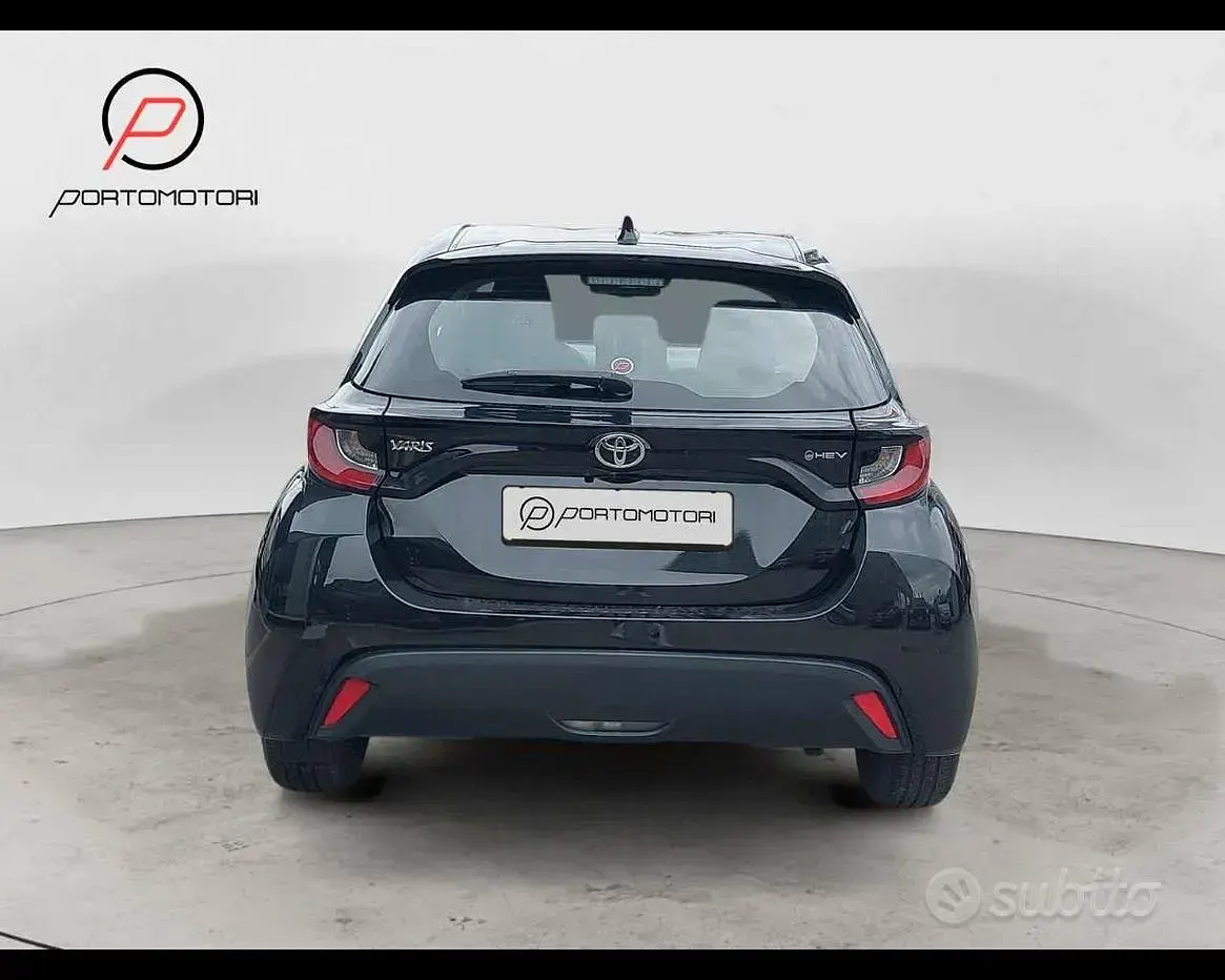 Usata Toyota Yaris Hybrid Active 92 CV (67 kW) 2025 Nero Berlina