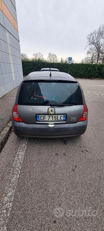 Grigio Usata 2003 Renault Clio II Tre volumi | 1500 € - Immagine 1/4