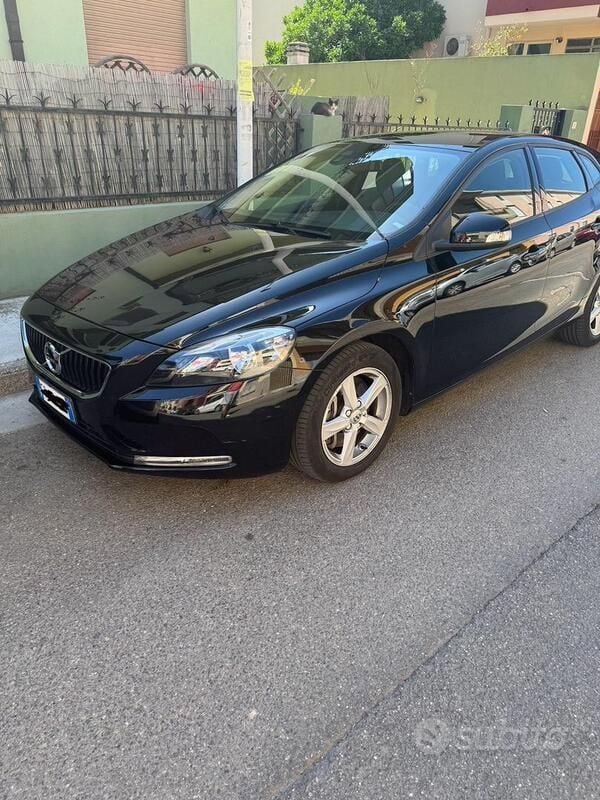 Usata Volvo V40 120 CV (88 kW) 2018 Nero Station wagon