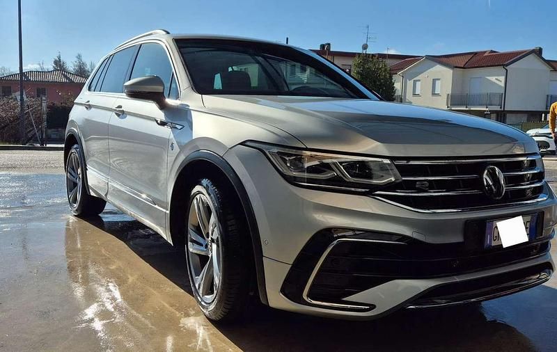Usata VW Tiguan R-line 150 CV (110 kW) 2023 Argento SUV