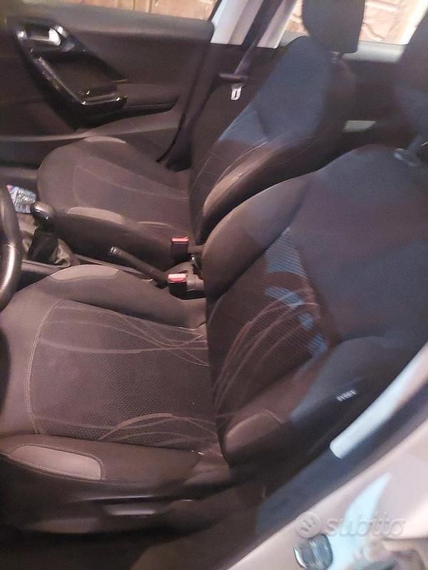 Usata Peugeot 208 82 CV (60 kW) 2014 Bianco Utilitaria