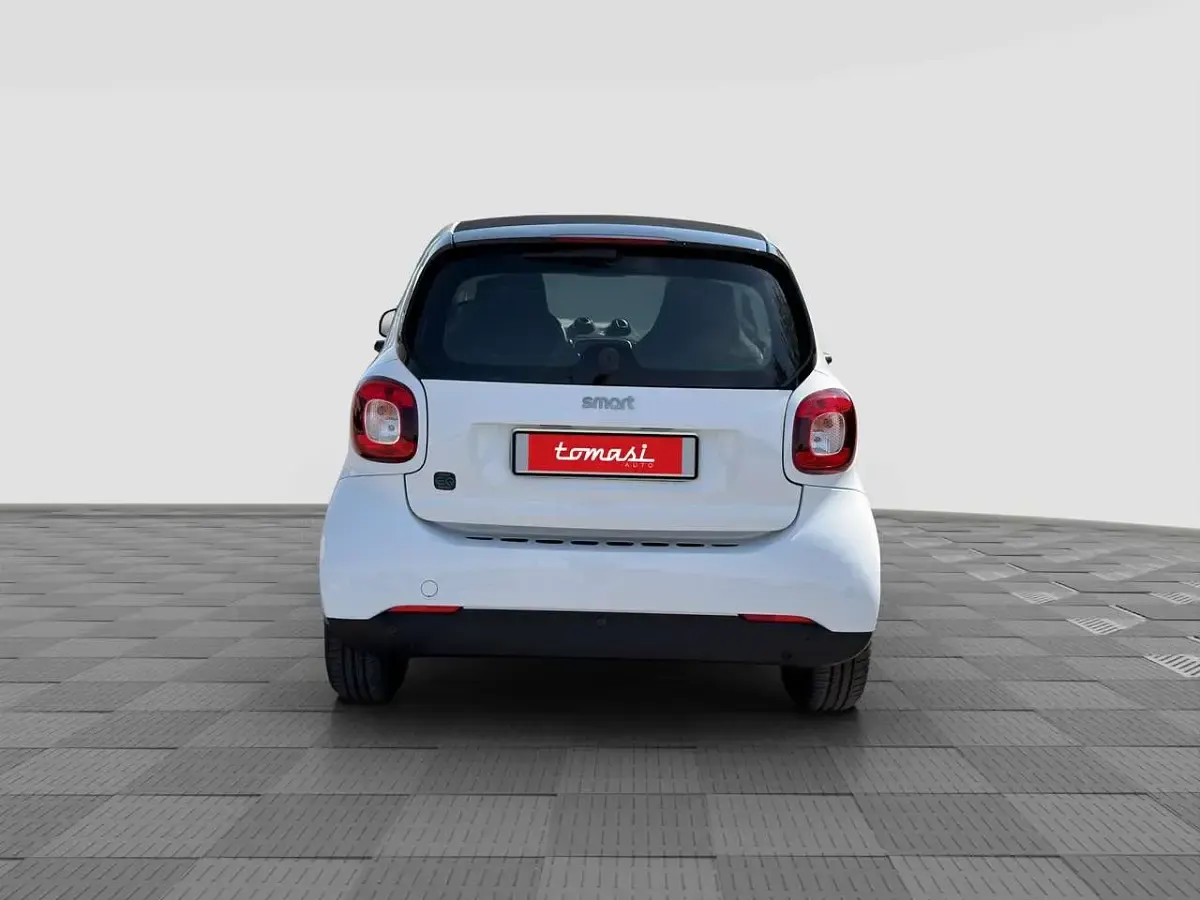 Usata Smart ForTwo Coupé Passion 41 kW (56 CV) 2022 White con tridion white Utilitaria