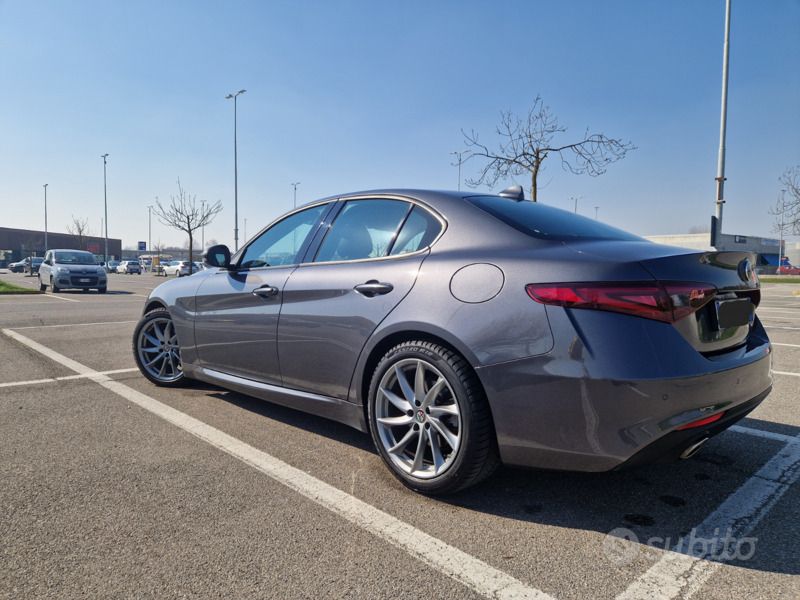 Grigio Usata 2017 Alfa Romeo Giulia Super Tre volumi | 18.500 € (Buon prezzo) - Immagine 1/4