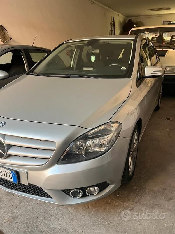 Usata Mercedes B180 Premium 109 CV (80 kW) 2013 Grigio Monovolume
