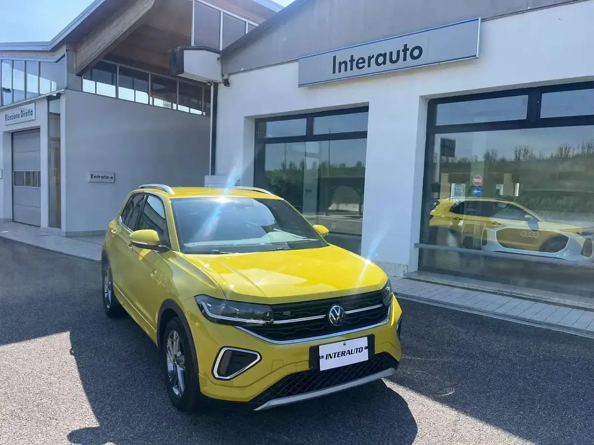 Usata VW T-Cross R-line 116 CV (85 kW) 2024 Giallo SUV