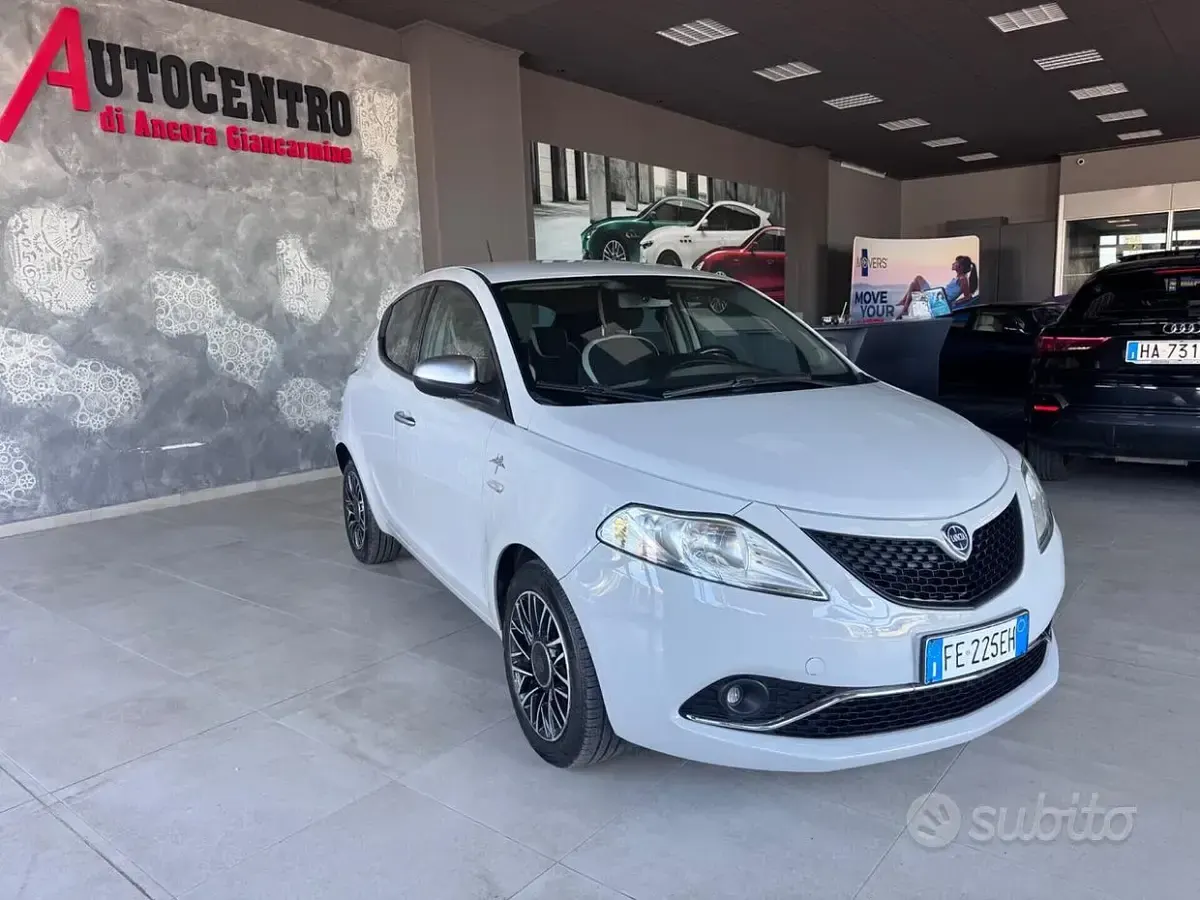 Usata Lancia Ypsilon 95 CV (69 kW) 2016 Grigio Utilitaria