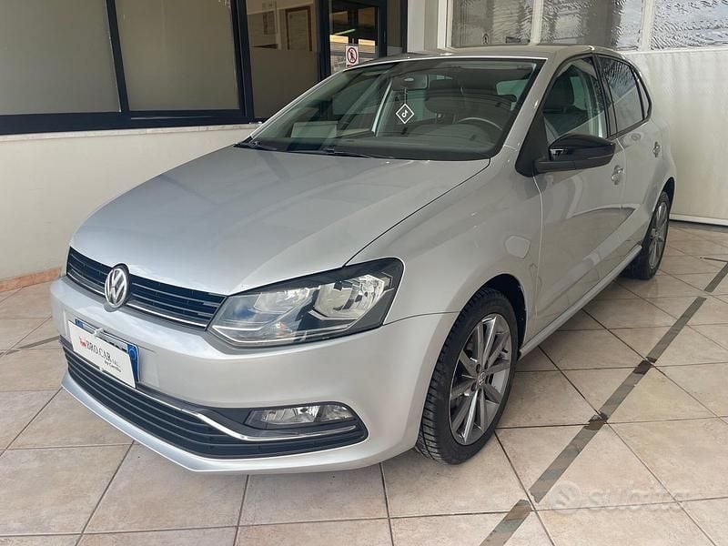 Argento Usata 2015 VW Polo Tre volumi | 7900 € (Buon prezzo) - Immagine 1/4