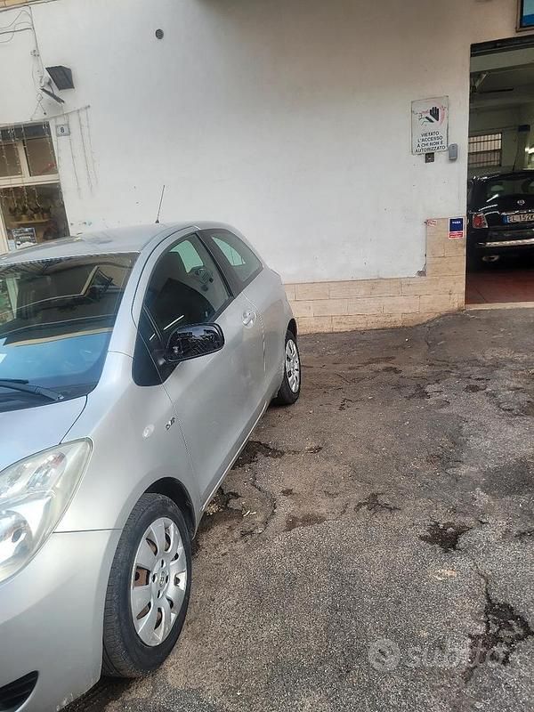 Usata Toyota Yaris 90 CV (66 kW) 2007 Grigio Utilitaria