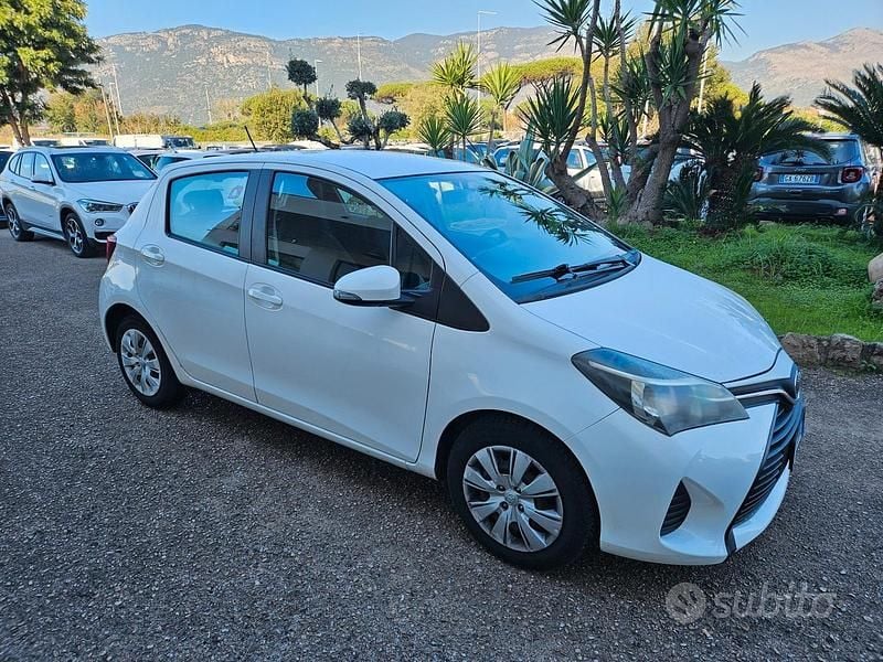 Usata Toyota Yaris Style 89 CV (65 kW) 2015 Bianco Berlina
