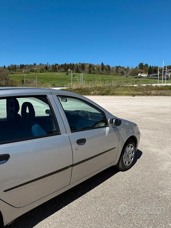 Usata Fiat Punto Active 60 CV (44 kW) 2002 Grigio Utilitaria
