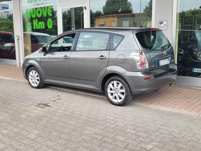 Usata Toyota Corolla Verso 136 CV (100 kW) 2005 Grigio Monovolume