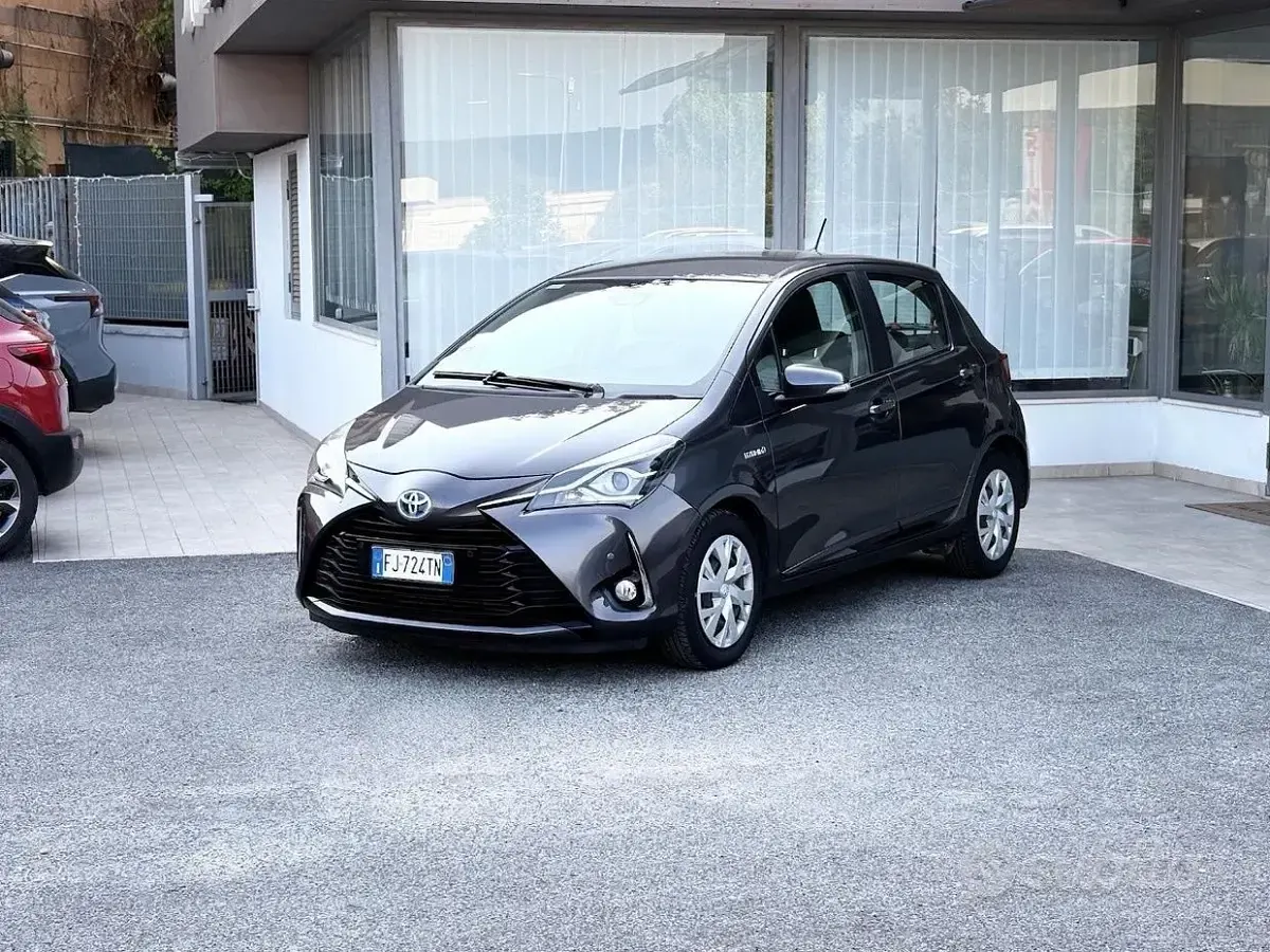 Usata Toyota Yaris Hybrid 73 CV (53 kW) 2017 Grigio Berlina