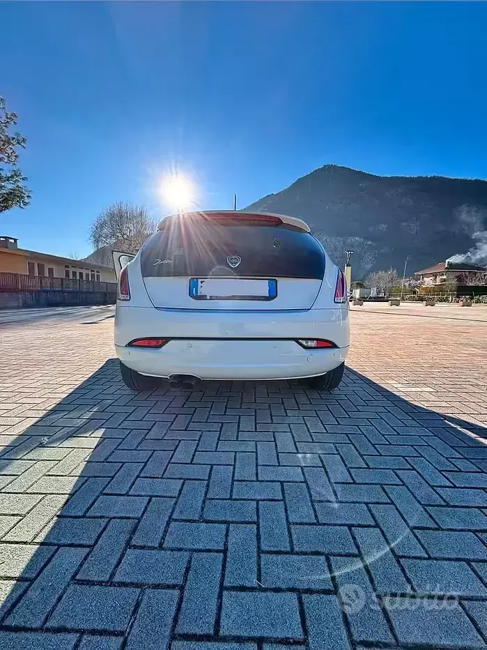 Begagnad Lancia Delta 120 HK (88 kW) 2014 Vit Halvkombi